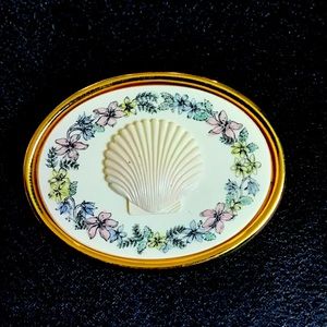 VINTAGE BARLOW FLORAL SCRIMSHAW SEASHELL BROOCH 💙